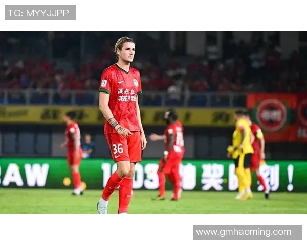 足球球星因不满判罚冲动踢裁判引发广泛争议并影响比赛结果